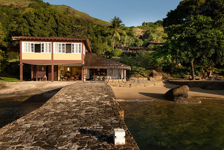 Casa para temporada em Angra dos Reis com piscina e praia