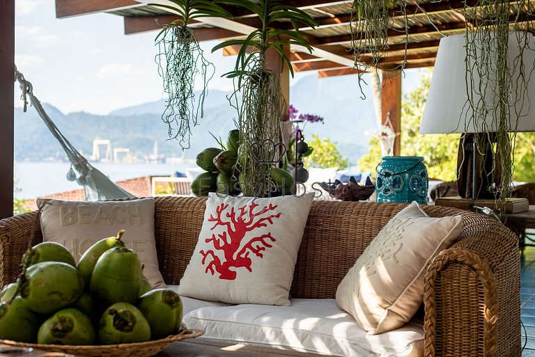 Casa para temporada em Angra dos Reis com piscina e praia