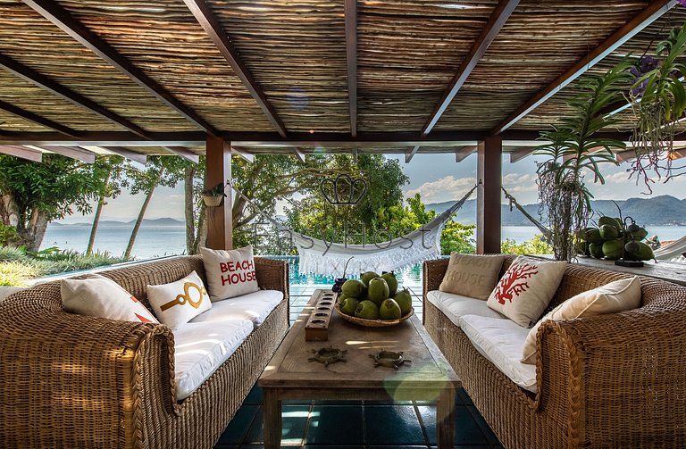 Casa para temporada em Angra dos Reis com piscina e praia