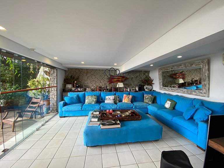 Beachfront house for sale in Angra dos Reis.