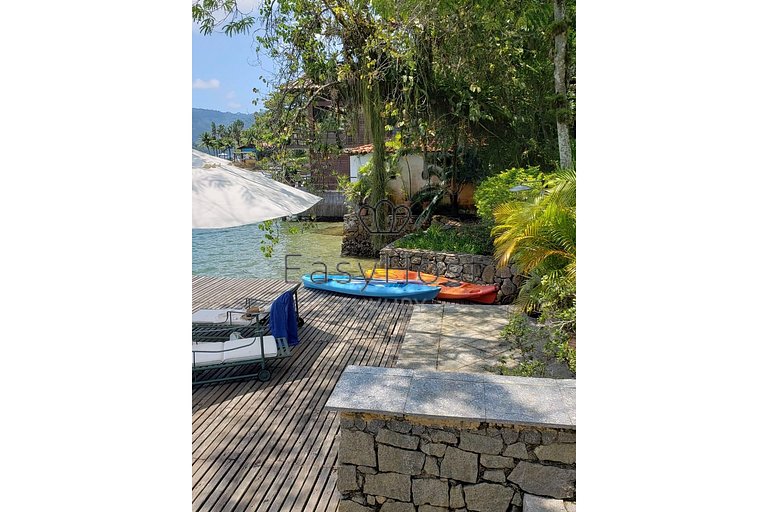 Casa à venda em Angra dos Reis beira mar