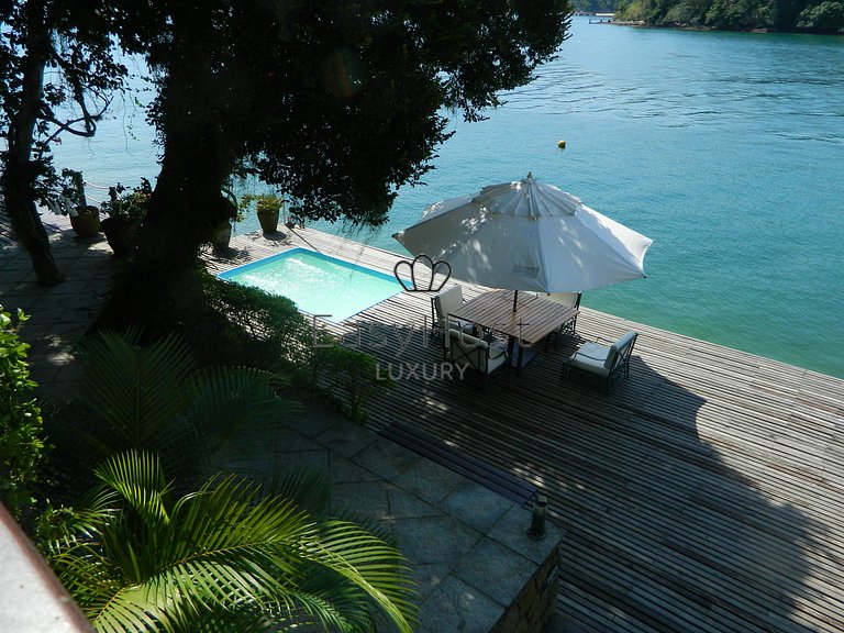Casa à venda em Angra dos Reis beira mar