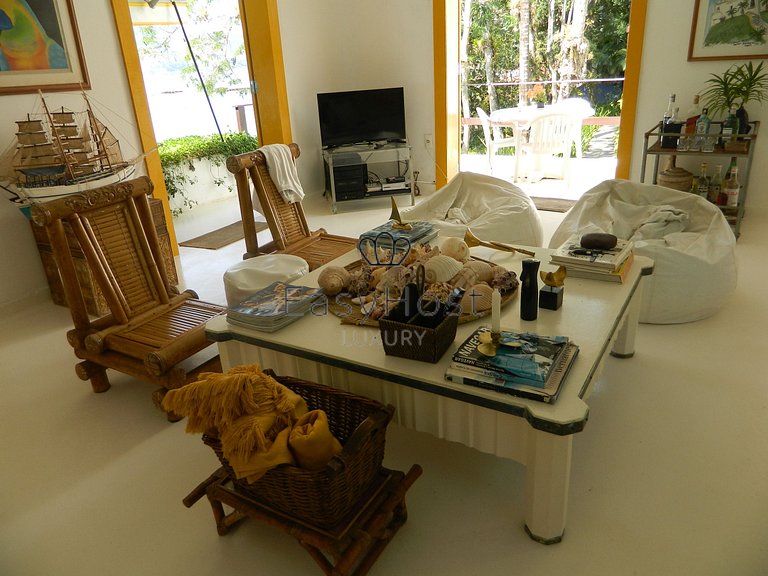 Casa à venda em Angra dos Reis beira mar