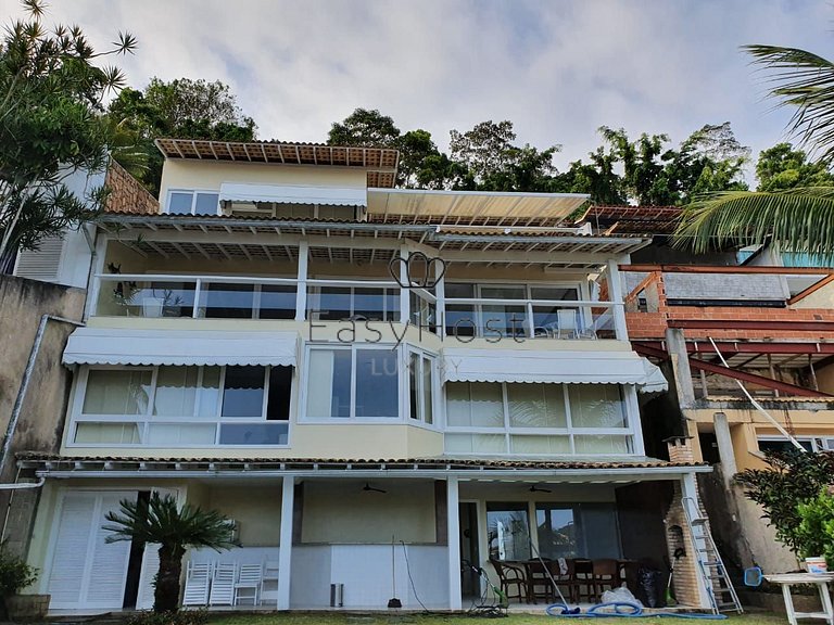 Casa a venda em Angra dos Reis beira mar