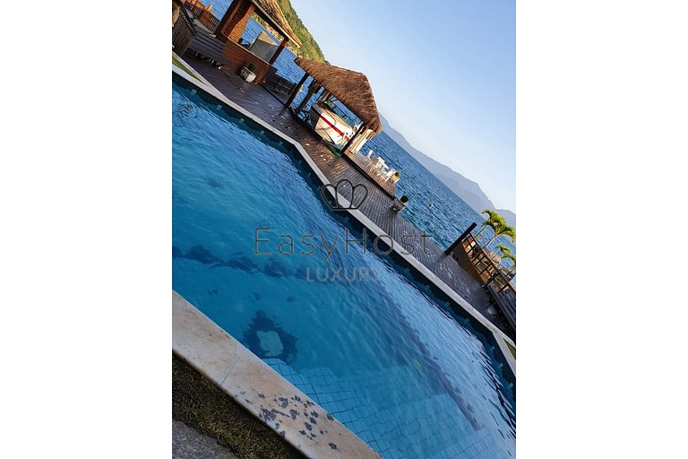 Casa a venda em Angra dos Reis beira mar