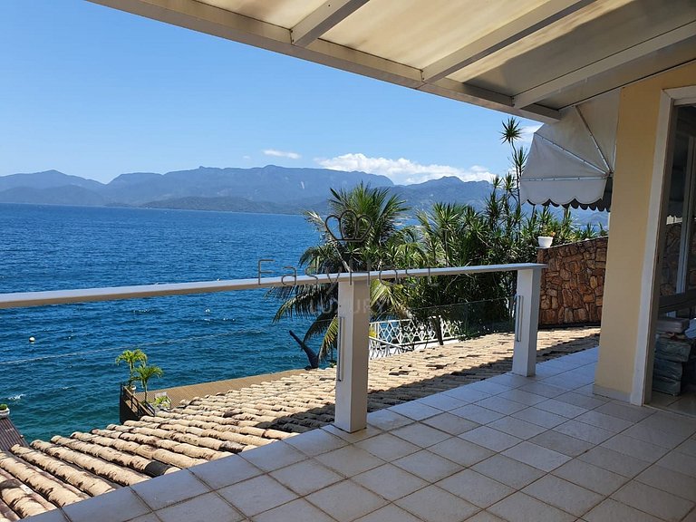 Casa a venda em Angra dos Reis beira mar