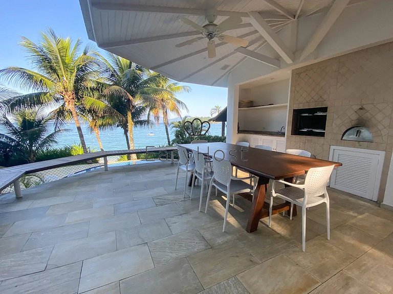 Beachfront house with pool for sale in Angra dos Reis.