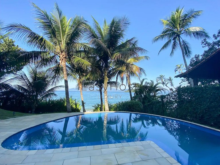 Casa frente al mar con piscina en venta en Angra dos Reis.