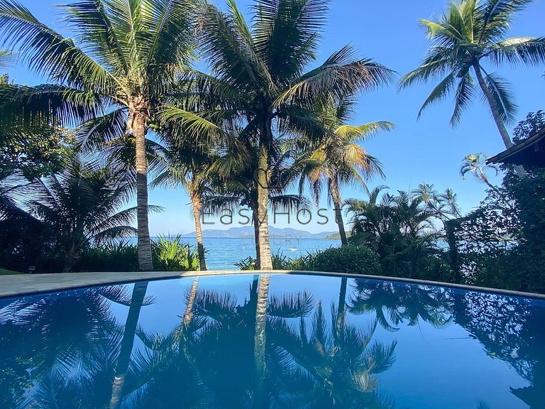 Beachfront house with pool for sale in Angra dos Reis.