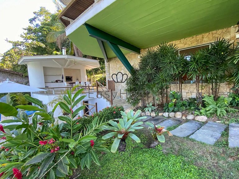 Casa frente al mar con piscina en venta en Angra dos Reis.
