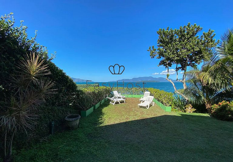Casa frente al mar con piscina en venta en Angra dos Reis.