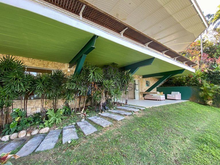 Beachfront house with pool for sale in Angra dos Reis.