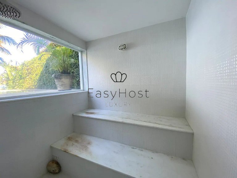 Beachfront house with pool for sale in Angra dos Reis.