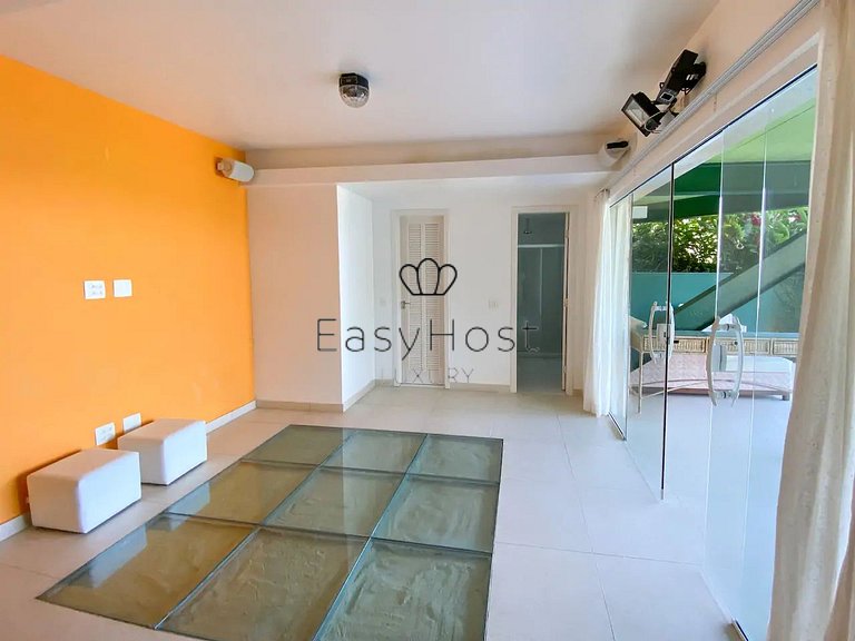 Casa frente al mar con piscina en venta en Angra dos Reis.