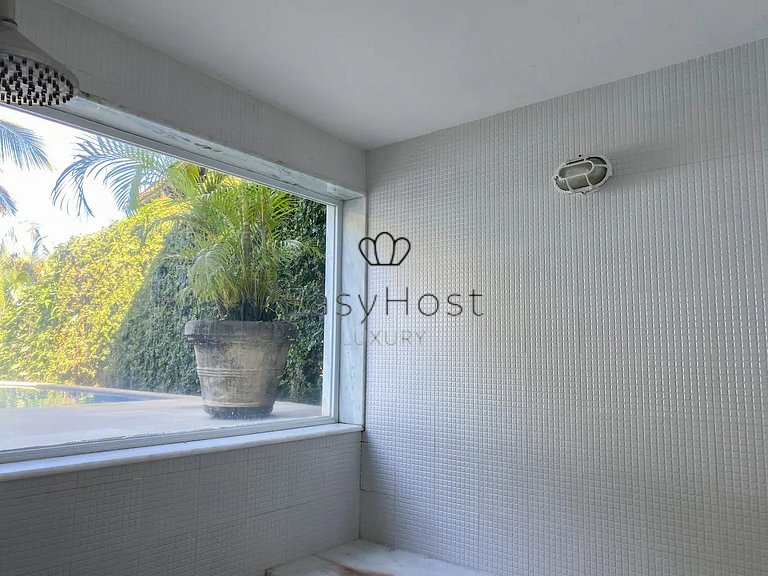 Beachfront house with pool for sale in Angra dos Reis.