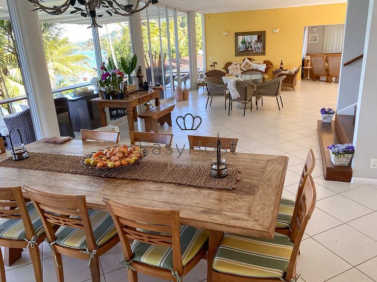 Beachfront house with pool for sale in Angra dos Reis.