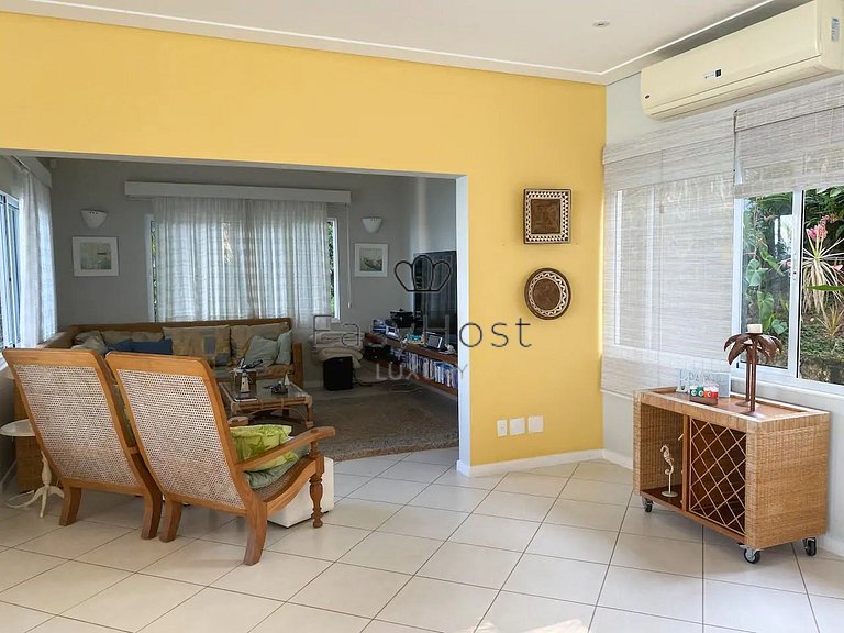 Beachfront house with pool for sale in Angra dos Reis.