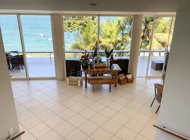 Beachfront house with pool for sale in Angra dos Reis.