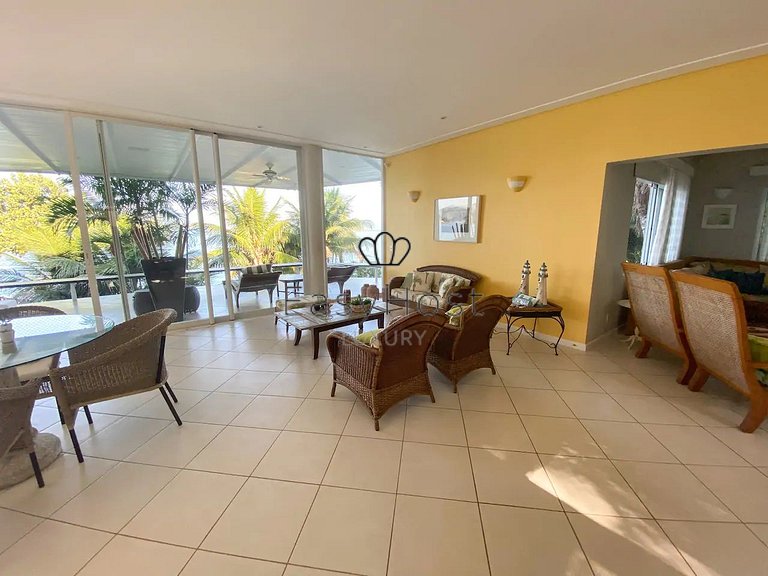 Beachfront house with pool for sale in Angra dos Reis.