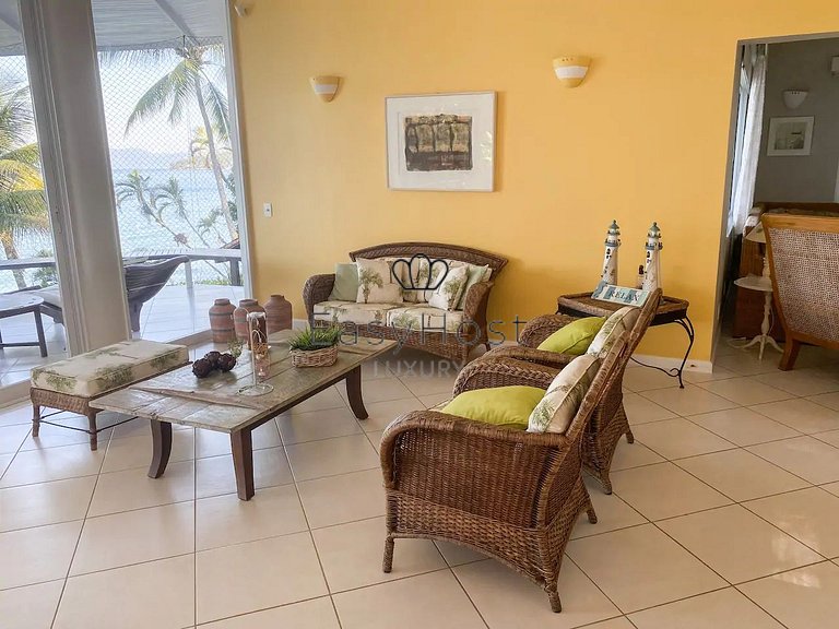 Beachfront house with pool for sale in Angra dos Reis.