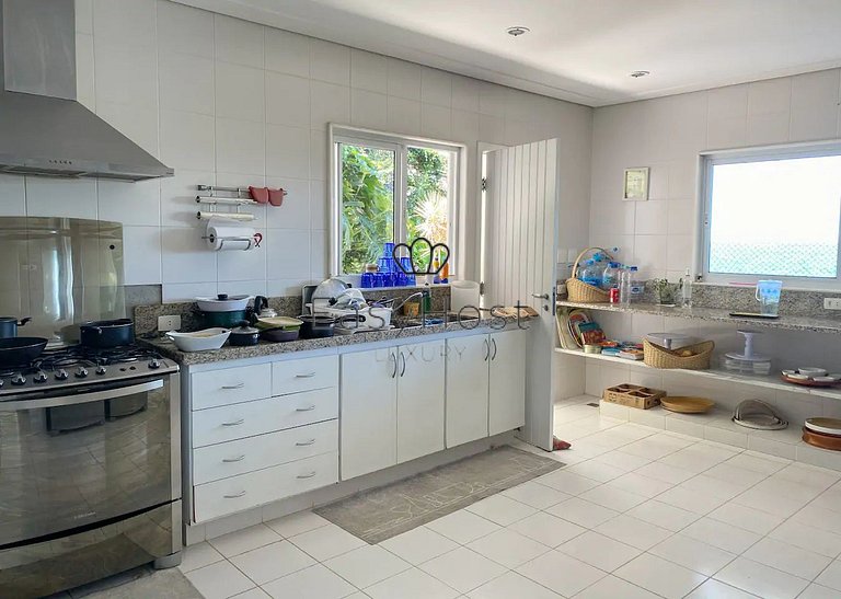 Beachfront house with pool for sale in Angra dos Reis.