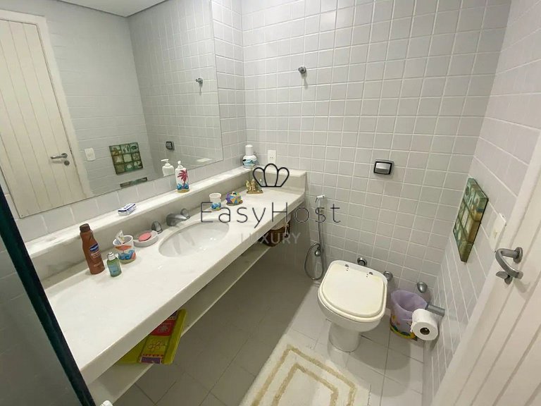 Casa frente al mar con piscina en venta en Angra dos Reis.