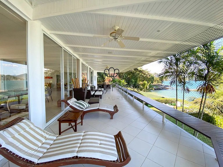 Beachfront house with pool for sale in Angra dos Reis.