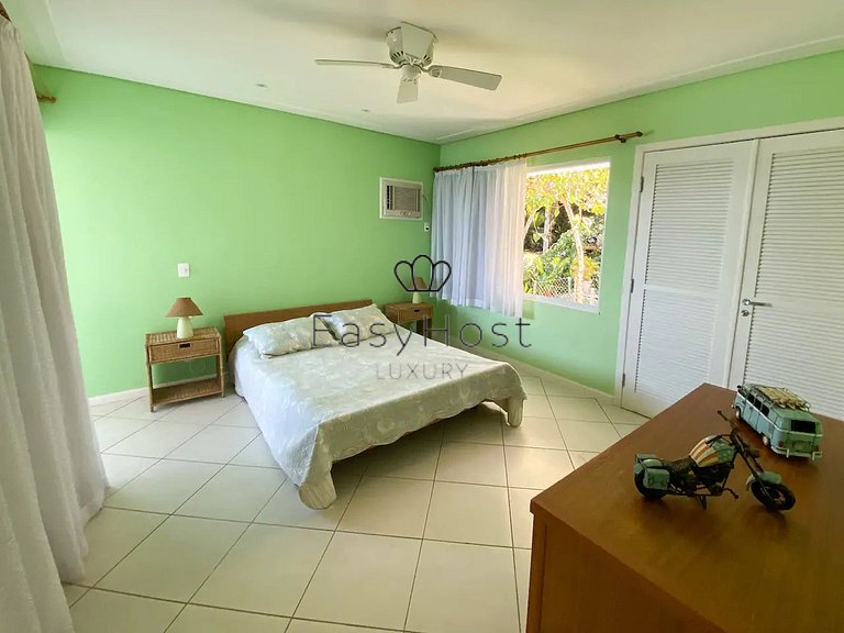 Casa frente al mar con piscina en venta en Angra dos Reis.