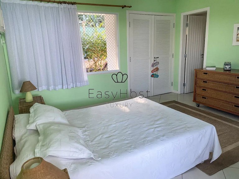 Beachfront house with pool for sale in Angra dos Reis.