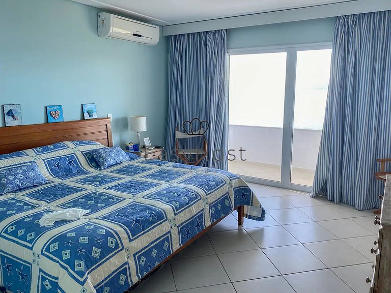 Beachfront house with pool for sale in Angra dos Reis.