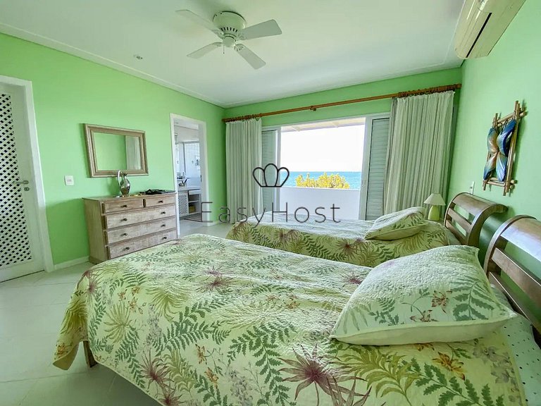 Casa frente al mar con piscina en venta en Angra dos Reis.