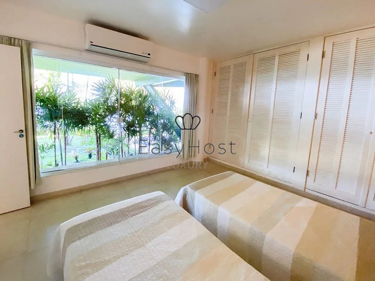 Beachfront house with pool for sale in Angra dos Reis.