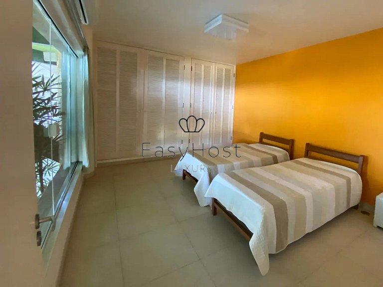 Casa frente al mar con piscina en venta en Angra dos Reis.