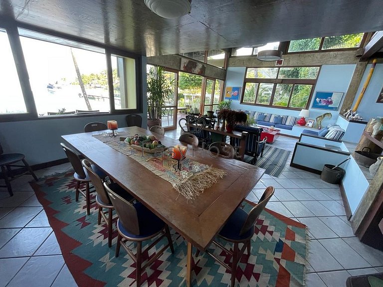 Casa à venda em Angra dos Reis beira mar