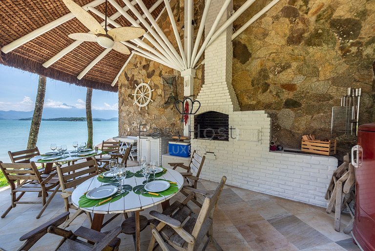 Casa para temporada em Angra dos Reis com piscina e praia