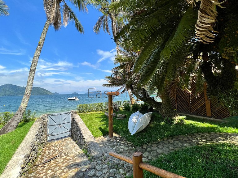 Aluguel de casa luxuosa em Angra com praia e piscina
