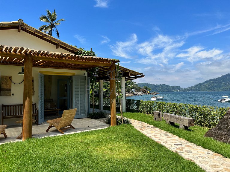 Aluguel de casa luxuosa em Angra com praia e piscina