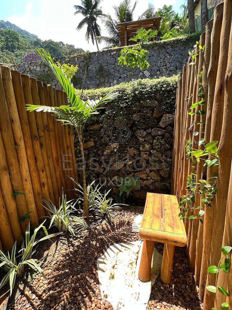 Aluguel de casa luxuosa em Angra com praia e piscina