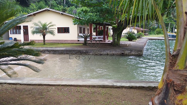 Casa à venda em Angra dos Reis beira mar