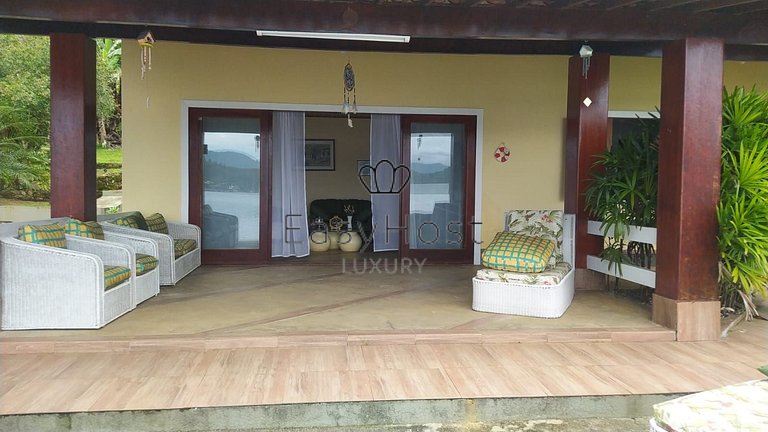 Casa à venda em Angra dos Reis beira mar