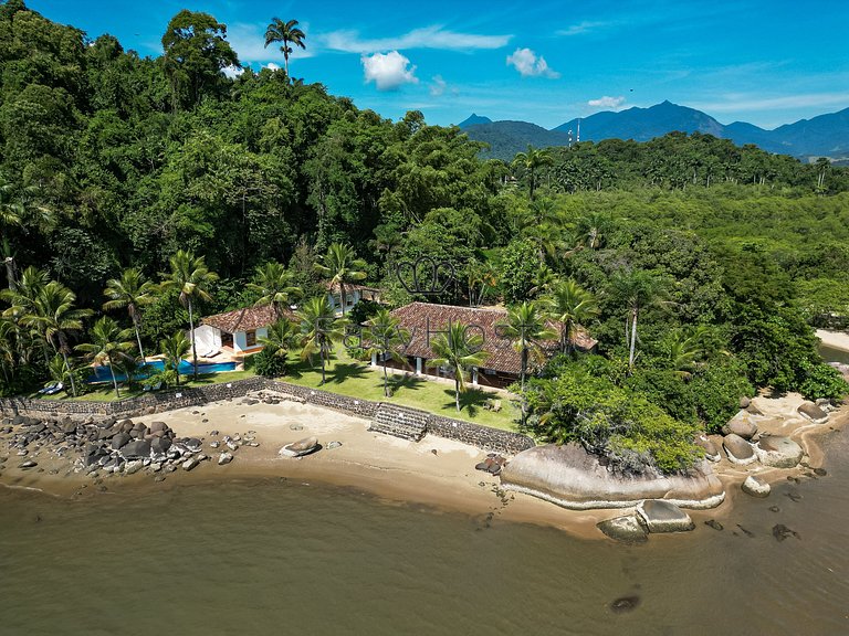 Casa pé na areia à venda em Paraty