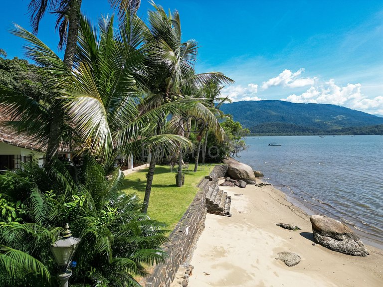 Casa pé na areia à venda em Paraty