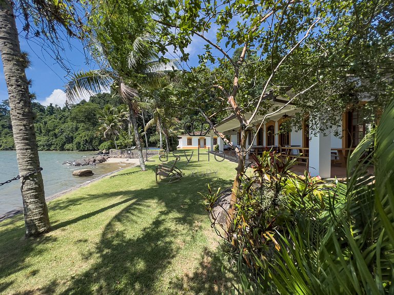 Casa pé na areia à venda em Paraty