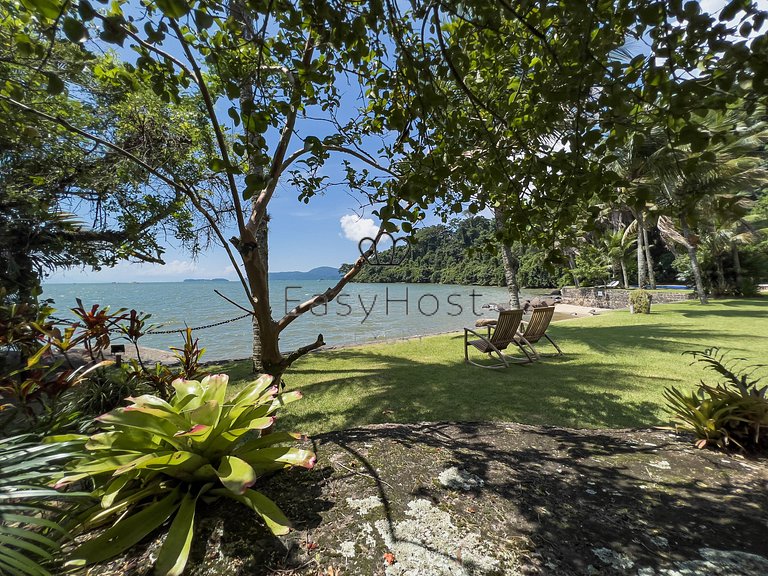 Casa pé na areia à venda em Paraty