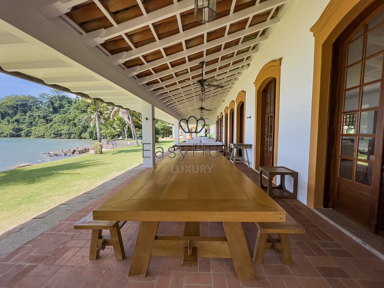 Casa pé na areia à venda em Paraty
