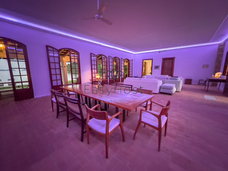 Casa pé na areia à venda em Paraty