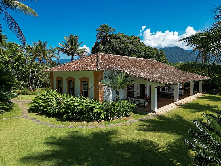 Casa pé na areia à venda em Paraty