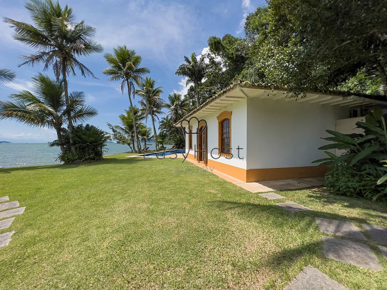 Casa pé na areia à venda em Paraty