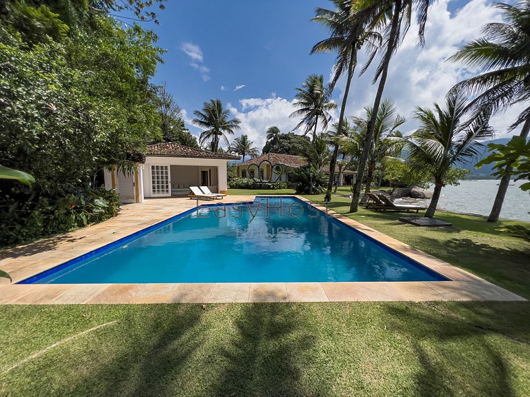 Casa pé na areia à venda em Paraty