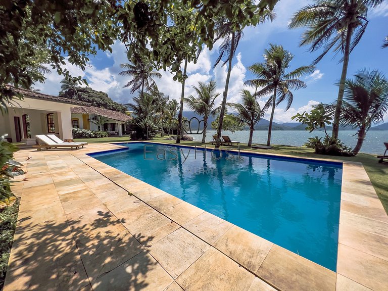 Casa pé na areia à venda em Paraty
